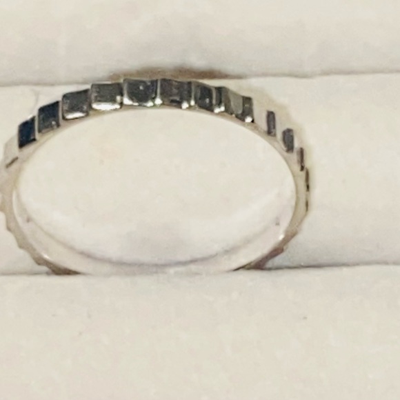 14k White Gold Ridge Band Ring - Picture 3 of 7